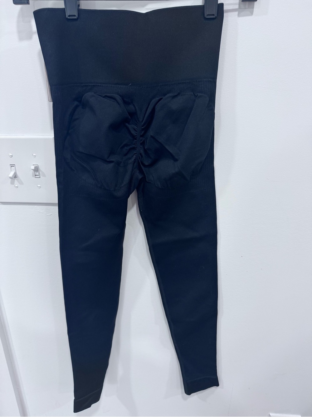 Cosmolle Women’s Black High-Waist Scrunch Back Leggings